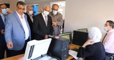 رئيس جامعة المنوفية يتابع التطعيم ضد كورونا بكليتى الحاسبات والتربية.. صور 