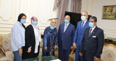 محافظ القاهرة يكرم بطلة الثانوية العامة ويسلمها لاب توب