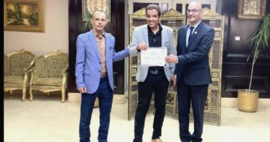 وكيل الشباب والرياضة يكرم مركز شباب العوامية فى سوهاج.. صور