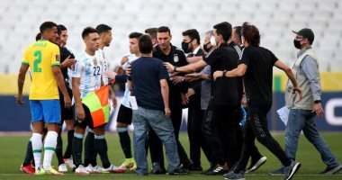 الأرجنتين ترفض استكمال لقاء البرازيل بعد محاولة إخراج زملائهم بالقوة.. صور