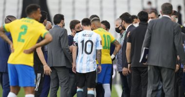 القصة الكاملة لأزمة موقعة البرازيل والأرجنتين.. السلطات الصحية تقتحم الملعب لخرق رباعى التانجو البروتوكول الصحى.. رفض ميسي ورفاقه استكمال اللقاء بدون زملاؤهم.. وكونميبول يعلق المباراة والقرار النهائي للفيفا