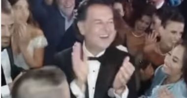 رغم انقطاع الكهرباء.. راغب علامة يستكمل الغناء مع المدعوين فى حفل زفاف لبنانى "فيديو"
