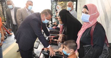 محافظ المنوفية يسلم مساعدات مالية وكراسى متحركة لعدد من ذوى الهمم.. فيديو وصور