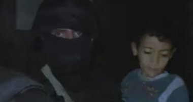 شاهد صورة الشرطة تسلم طفل أسيوط المختطف إلى أهله