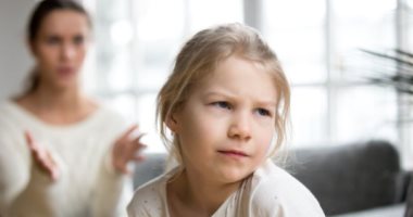 5 طرق للتعامل مع عصبية طفلك الزائدة وغضبه الدائم.. "ما تزعقيش وخليكى قدوة"