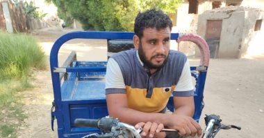 عينيه مقفولة وقلبه مفتح.. شاب كفيف يقود "تروسيكل" بحثا عن قوت يومه.. صور