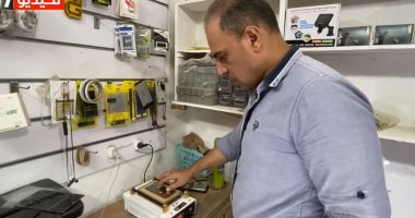رضا بتاع الموبايلات اخترع جهازا يصنع شاشة أى موبايل.. روحنا نشوف حقيقى ولا فنكوش؟