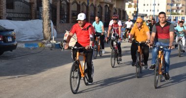 محافظ مطروح يشارك الشباب بماراثون الدراجات بمهرجان "دراجتك صحتك".. صور
