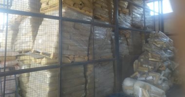 ضبط 45 ألف طن مواد غذائية منتهيه الصلاحية بحى ثانى طنطا بالغربية.. صور
