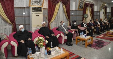 محافظ أسيوط يقدم واجب العزاء لأسقف الدير المحرق بالقوصية فى وفاة شقيقه.. فيديو