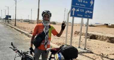 "محمد رمضان" شاب سيناوى يقطع 500 كيلو على دراجة هوائية متنقلا بين المحافظات.. يبحث عن أماكن سياحية غير مشهورة فى المحافظات ويوثق صورها.. ويحلم بزيارة كل محافظات مصر ثم الانطلاق فى رحلات حول العالم.. صور