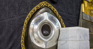 تنظيف وتلميع باب الكعبة المشرفة وإطار الحجر الأسود بأحدث الأساليب.. صور