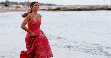 مهرجان فينيسيا السينمائى.. صيحات جديدة وإطلالات أنيقة من الشاطئ إلى السجادة الحمراء