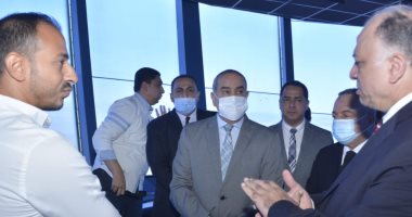 وزير الطيران يتفقد برج مراقبة مطار القاهرة ويشيد بأداء المراقبين الجويين.. صور