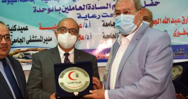 رئيس جامعة أسيوط يكرم الأطباء والعاملين بوحدة الإصابات بالمستشفى الجامعى.. صور