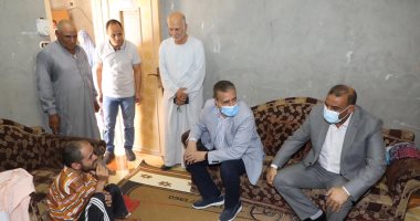 محافظ المنوفية يزور أسرة بها ثلاثة أشقاء من ذوى الهمم بميت خلف