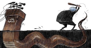 كاريكاتير اليوم.. العالم يتجاهل "رأس الأفعى" فى الحرب على الإرهاب