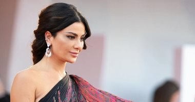 صبا مبارك على السجادة الحمراء لعرض فيلم Official Competition بمهرجان فينسيا