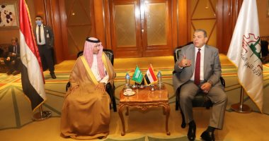وزير القوى العاملة يتابع مع نائب نظيره السعودى أحوال العمالة المصرية