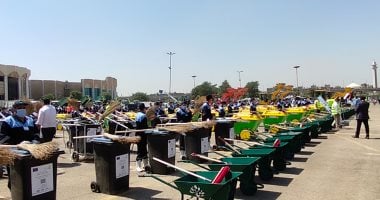 شاهد اصطفاف معدات شركات النظافة لبدء استلام العمل بنصف أحياء القاهرة