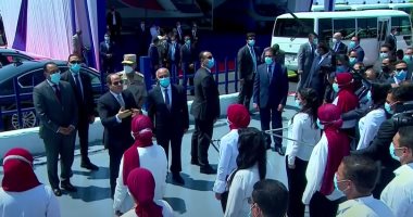كام واحد بيدخن؟ شاهد كيف مازح الرئيس السيسي القيادات الشابة بميناء الإسكندرية