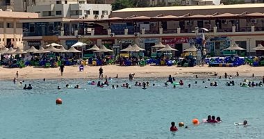 مئات على الشواطئ والمد والجزر لم يفسد فرحة المصطافين فى الغردقة.. لايف وصور