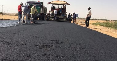 حل مشكلة المطبات والأخاديد الأسفلتية بطريق الخارجة – باريس بتكلفة 1.6 مليون جنيه