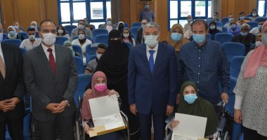 محافظ المنيا يكرم 37 طالبا وطالبة من أوائل الثانوية العامة.. صور