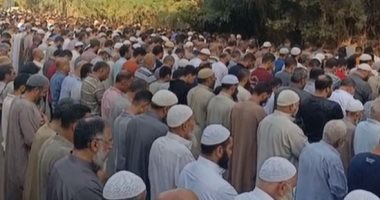 تشييع جثامين أب ونجليه غرقوا فى إحدى عيون المياه الطبيعية بواحة سيوة.. لايف