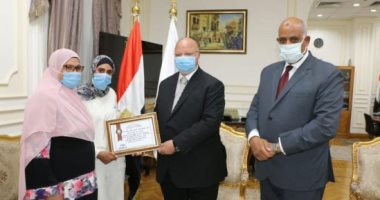 محافظ القاهرة يكرم لاعبة الأسمرات الفائزة ببطولة العرب فى الكيك بوكسينج