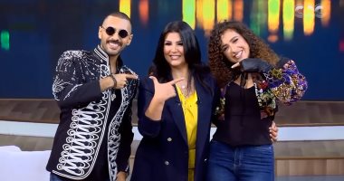 حسن أبو الروس يفاجئ جمهور "معكم" بكتابة اسم زوجته على "شرابه" 
