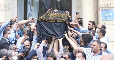 صلاة الجنازة على رجل الأعمال الراحل محمود العربى بالمنوفية .. لايف وصور