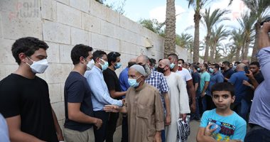 ماذا بينك وبين الله.. عائلة الراحل محمود العربى تتلقى العزاء على المقابر.. لايف وصور