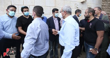 الحزن مالى الشوارع.. أهالى المنوفية يقدمون العزاء فى محمود العربى.. لايف