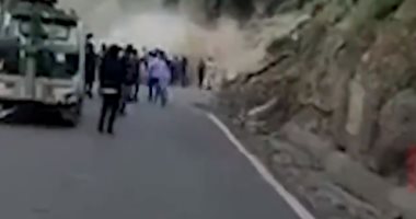 لحظة انهيار صخور جبلية دون إصابات فى مشهد مروع شمال الهند.. فيديو وصور