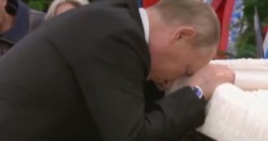 بوتين يحبس دموعه أمام نعش وزير الطوارئ الروسى خلال مراسم دفنه.. فيديو وصور