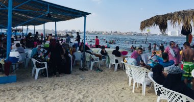 شاهد إقبال المصطافين على شواطئ الإسماعيلية من كل المحافظات.. لايف و صور