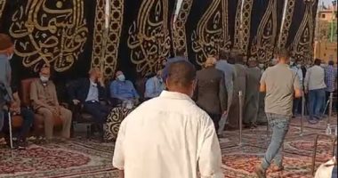 بدء تلقى عزاء محمود العربي في مسقط رأسه بالمنوفية وسط حزن المشاركين.. لايف