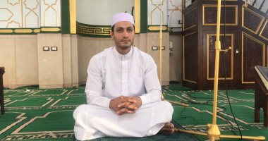 "غنام" إمام مسجد بالعريش يبدع فى المديح وتلاوة القرآن بصوت المشاهير.. صور