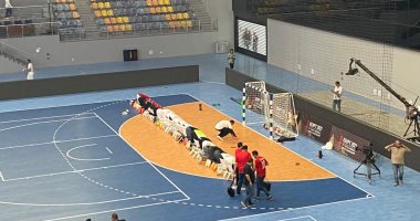 صلاة المغرب تجمع لاعبى الأهلي والزمالك قبل السوبر الأفريقي لليد.. صور