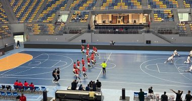 إحماء لاعبي الأهلى والزمالك قبل مواجهة السوبر الأفريقى لكرة اليد.. فيديو وصور
