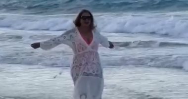 ليلى علوى تودع آخر أيام الصيف من الساحل: بعشق البحر وهيوحشنى جدا.. فيديو
