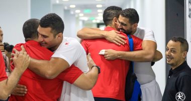 عناق حار بين نجوم يد الأهلى والزمالك قبل السوبر الأفريقى