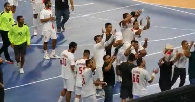 لاعبو الزمالك يحتفلون بالسوبر الأفريقى لليد بقميص رقم 7.. فيديو