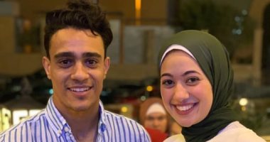 مصطفى البدرى يحتفل بالانتقال للأهلى مع خطيبته بـ"تورتة حمرا".. صور