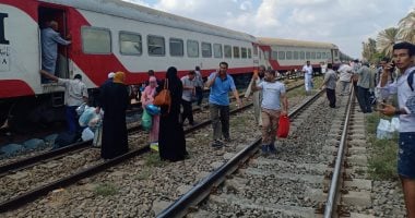 تفاصيل خروج قطار "بورسعيد- الإسكندرية" عن القضبان قبل مدينة الزقازيق.. القطار خرجت منه 4 عربات عن مسارها وأصيب 3 مواطنين.. والركاب هرعوا منه فور الحادث وفصل العربات من القطار.. وعودة حركة القطارات من جديد