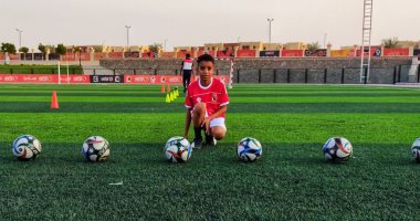 يوم من الأحلام السعيدة لطفل إسنا ووالده فى فرع النادى الأهلى بالأقصر بعد الاستجابة لـ"اليوم السابع".. مدير الفرع يستقبل الطفل محمد حماده.. والطفل يتسلم طاقم الأهلى الجديد بالنجمة العاشرة وكرة قدم هدية.. صور