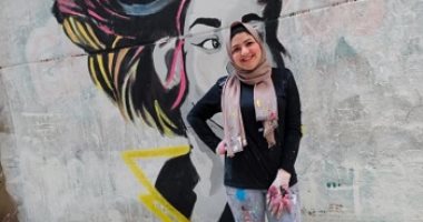 "نور" حولت جدران شارعها من حيطان رمادية للوحات فنية مبهجة.. بالفرشاة والألوان 