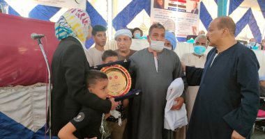 الصلح خير.. الكفن ينهى خصومة ثأرية بين عائلتين في الأقصر..صور وفيديو
