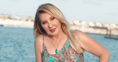  4 إطلالات جذابة لنجمة الجماهير نادية الجندي على البحر بالفستان والجينز.. صور